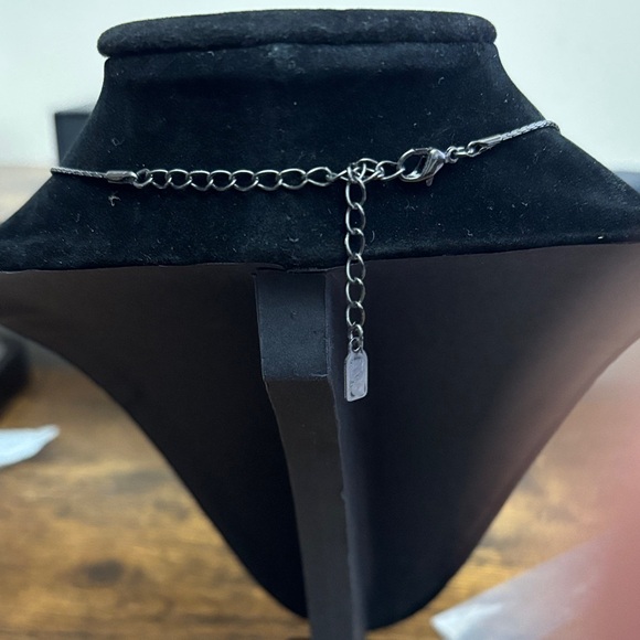 1928 Red and Black Teardrop Necklace - Picture 4 of 4